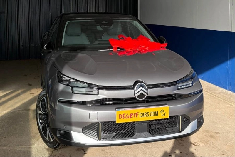 Livraison client dans nos locaux Citroën C4 hybride - DEGRIFCARS