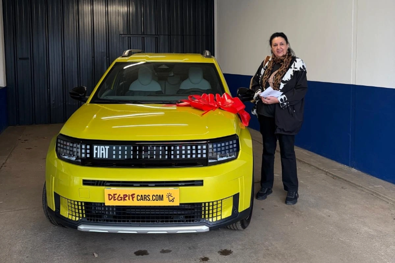 Livraison client dans nos locaux Fiat Grande Panda - DEGRIFCARS