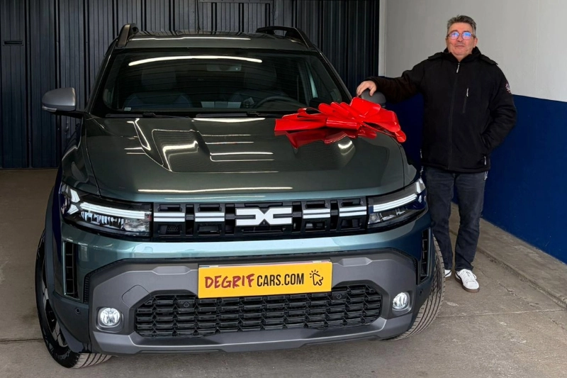 Livraison client dans nos locaux Dacia Duster - DEGRIFCARS