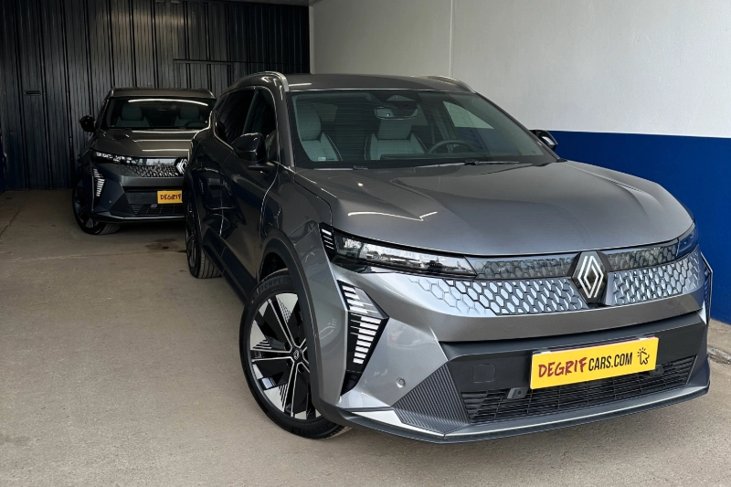 Livraison client dans nos locaux Renault Scénic - DEGRIFCARS