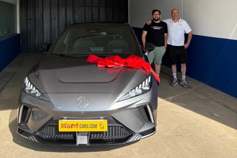 Livraison client dans nos locaux MG4 Luxury - DEGRIFCARS