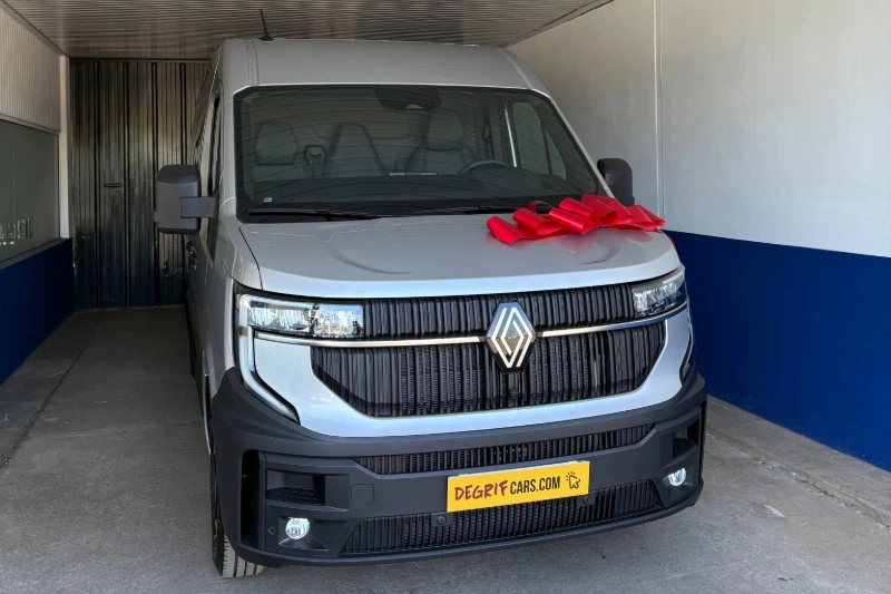 Livraison client dans nos locaux Renault Master - DEGRIFCARS