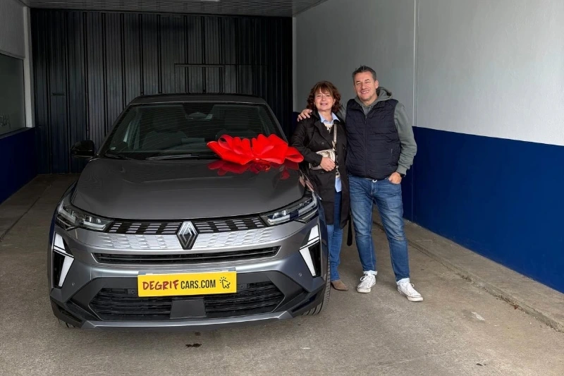 Livraison client dans nos locaux Renault Symbioz - DEGRIFCARS