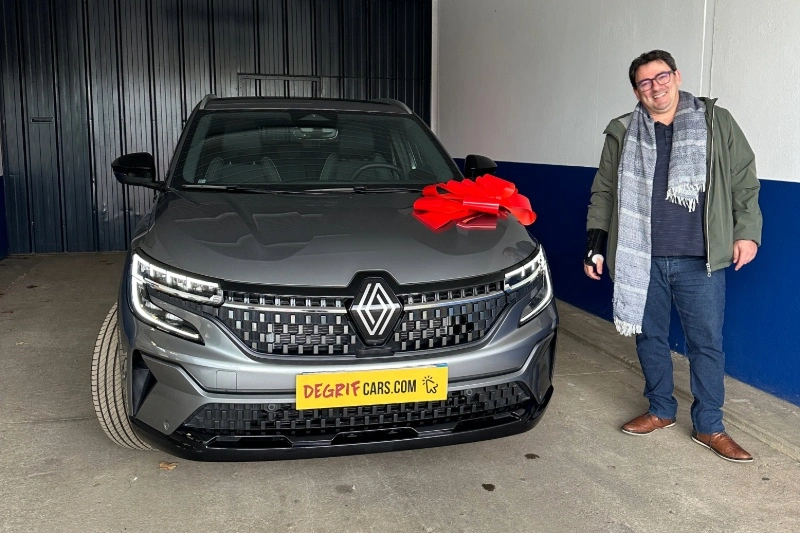 Livraison client dans nos locaux Renault Austral - DEGRIFCARS