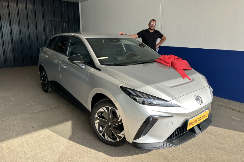 Livraison client dans nos locaux MG3 hybride - DEGRIFCARS