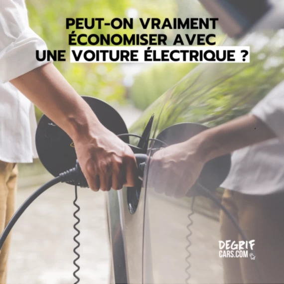 Voiture électrique en cours de recharge à domicile, en arrière-plan les arbres dans la nature pour rappeler le côté écologique et responsable.