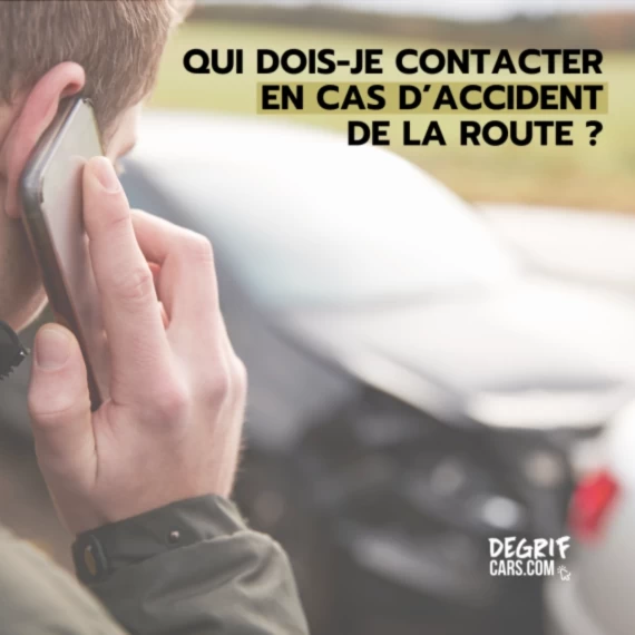 Conducteur appelant les secours sur le bord de la route après un accident de voiture.