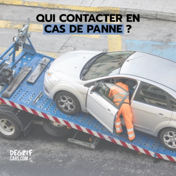 Dépanneur en train de transporter une voiture tombée en panne