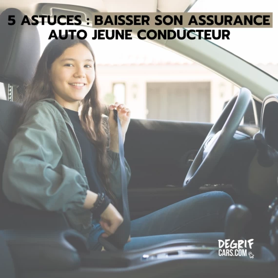 Un jeune conducteur souriant devant sa nouvelle voiture livrée par le mandataire automobile Degrifcars.com.