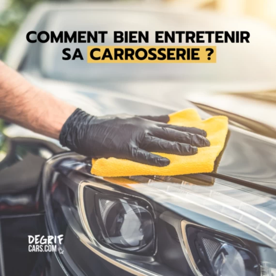 Vue sur une voiture grise prise en 3/4