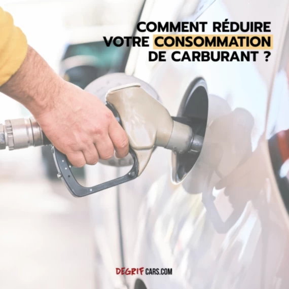 Une personne est à la station service et rempli le réservoir de sa voiture d'essence