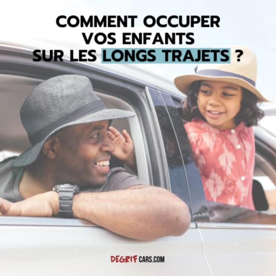 Famille à bord de leur voiture pour aller en vacances et enfants jouant à l’arrière d'une voiture familiale pendant un long trajet