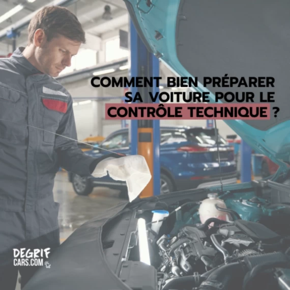 Un technicien qui regarde l'intérieur d'un capot de voiture dans un garage